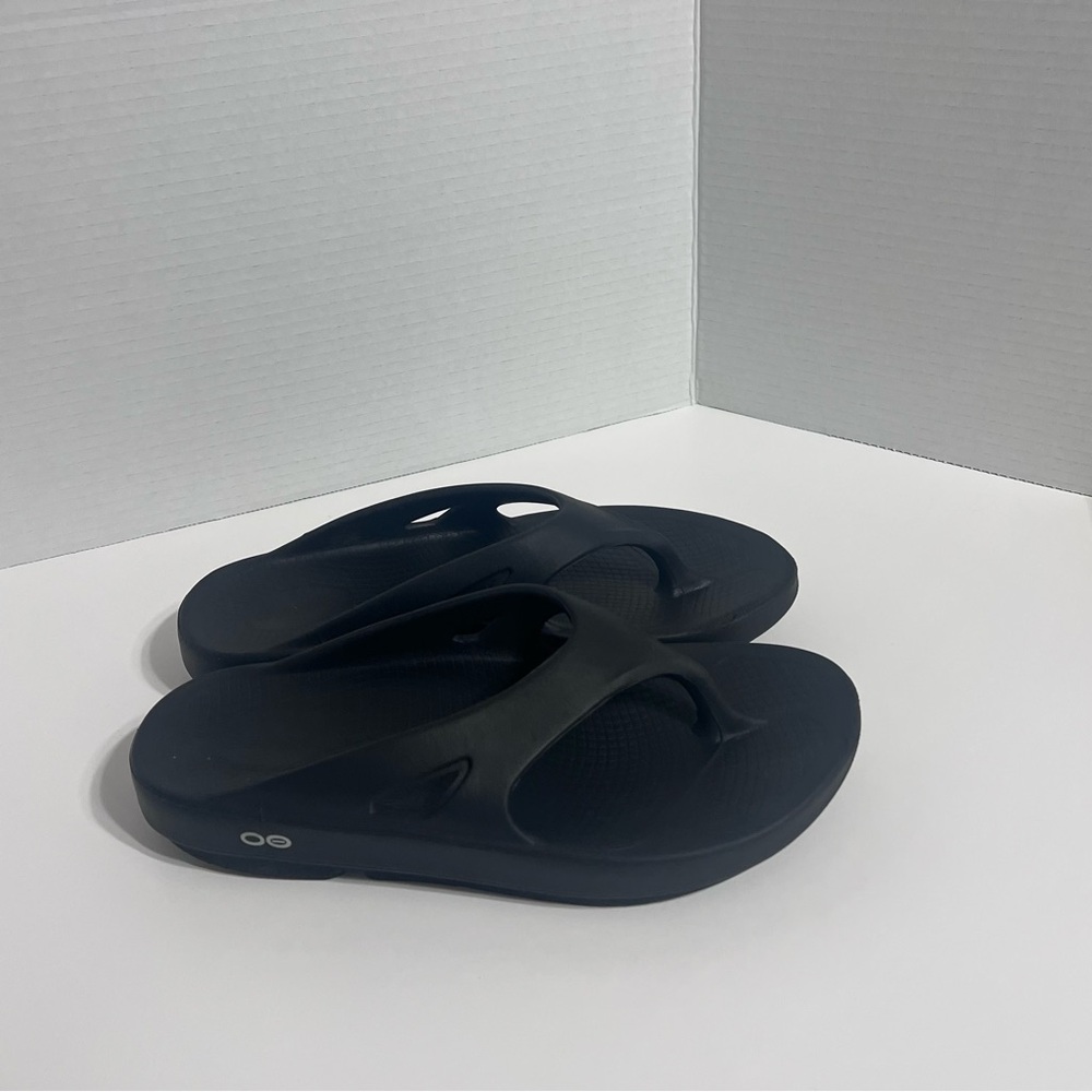 OOFOS OOriginal Black Outdoor Lightweight Thong Recovery Sandals Men's 7 W 8